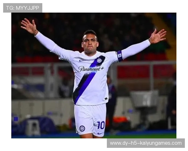 劳塔罗飞身铲射成经典瞬间，足球场上的传奇