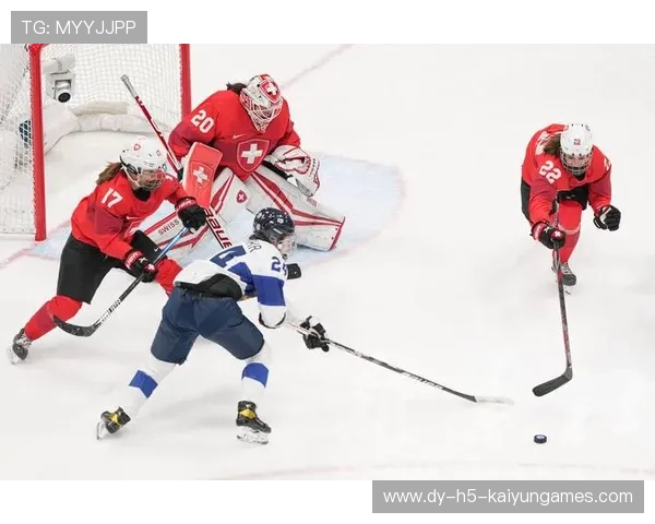 冰球比赛中守门员连续三次极限扑救