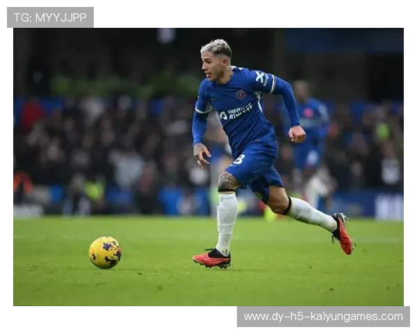 切尔西肋部渗透形成冲击，帕尔默停球后挑射被挡